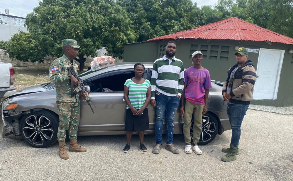 Conductor con indocumentados impacta contra una cabaña al intentar huir de miembros del Ejército